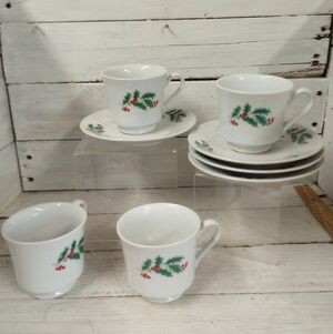 Vintage Set of 4 Christmas Coffee Cups Tea Cups Saucers Green Holly Red Berries